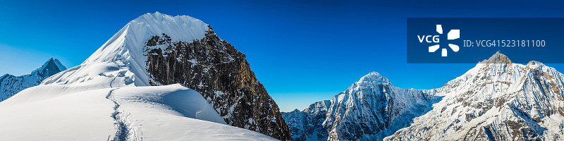登山者攀登尼泊尔安纳普尔纳峰雪山图片素材
