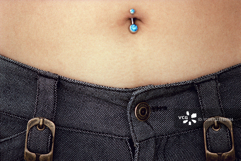 戴着肚脐环的女人图片素材