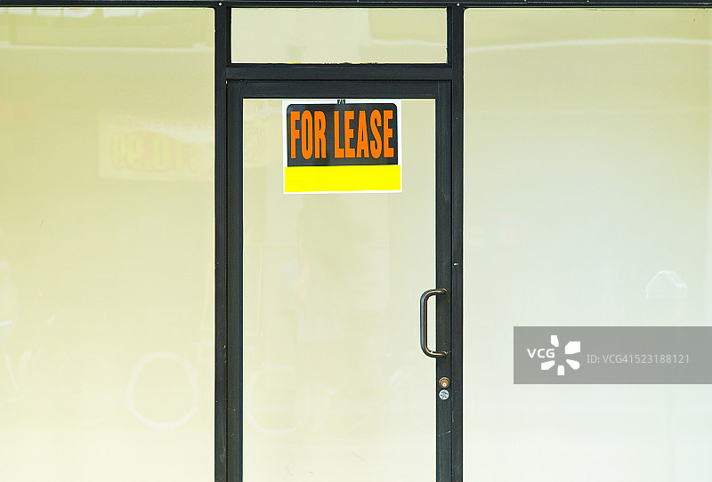 橱窗上挂有租赁标志的零售空间图片素材