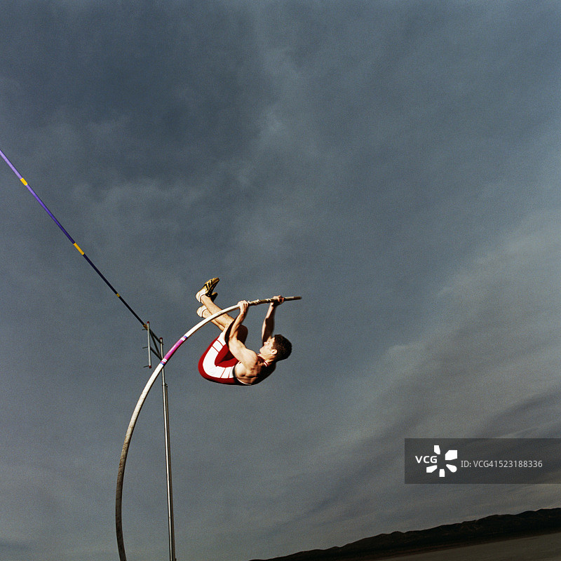 男子撑杆跳图片素材