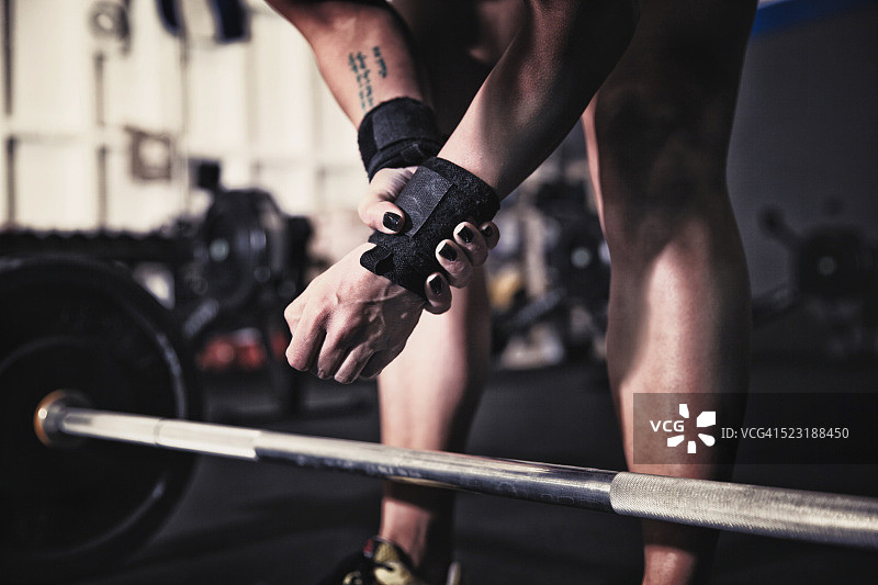 女人准备在健身房举重图片素材