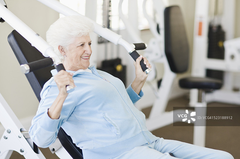 年长的妇女在健身俱乐部锻炼图片素材