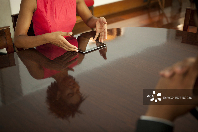 在巴西圣保罗会议桌旁沉思的女商人图片素材