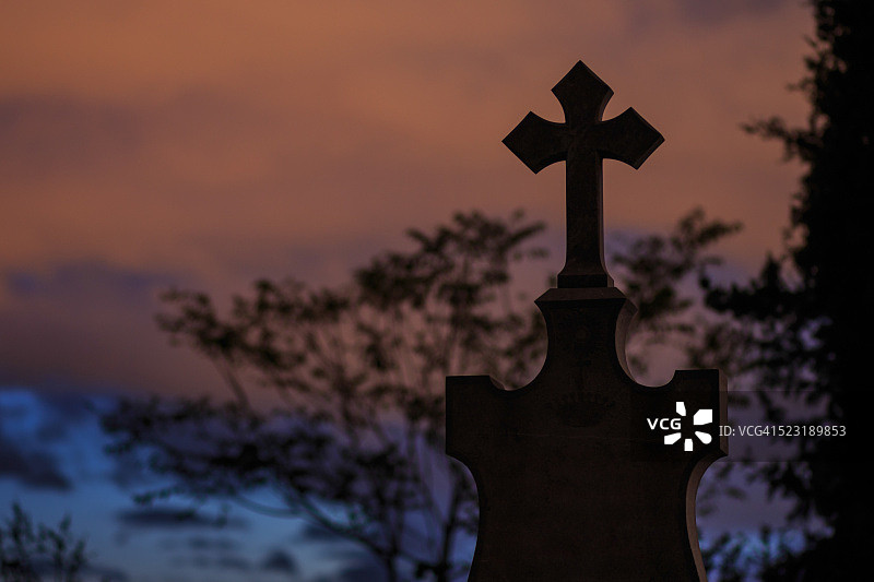 光照云层下的古老十字架图片素材