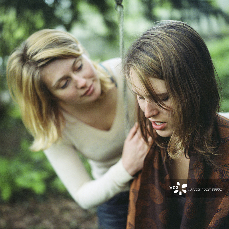 安慰朋友的年轻女人图片素材