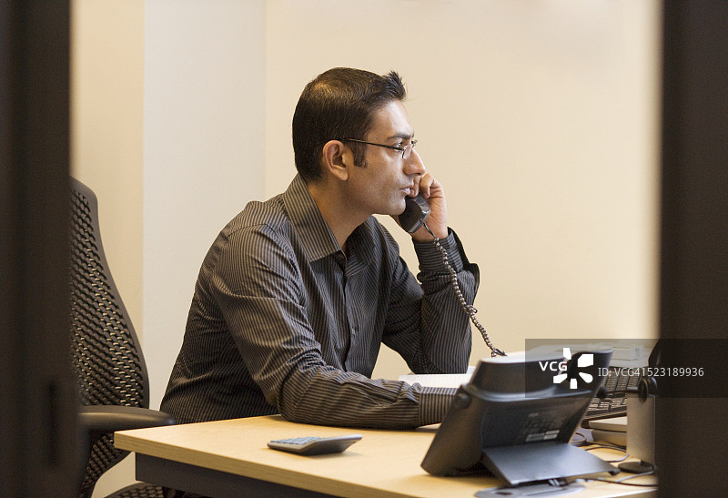 在办公室工作的商人图片素材