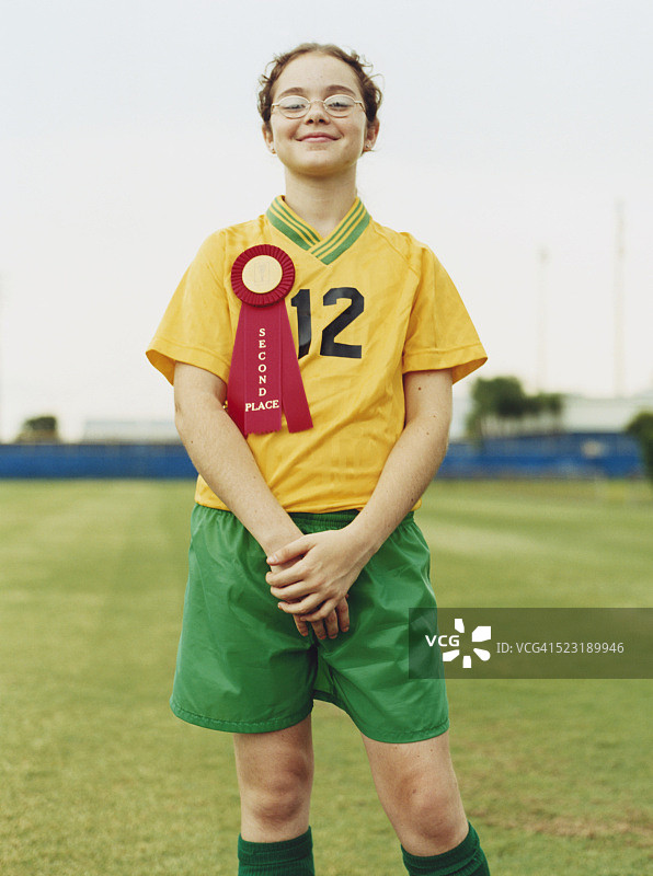 佩戴彩带的自豪足球运动员图片素材