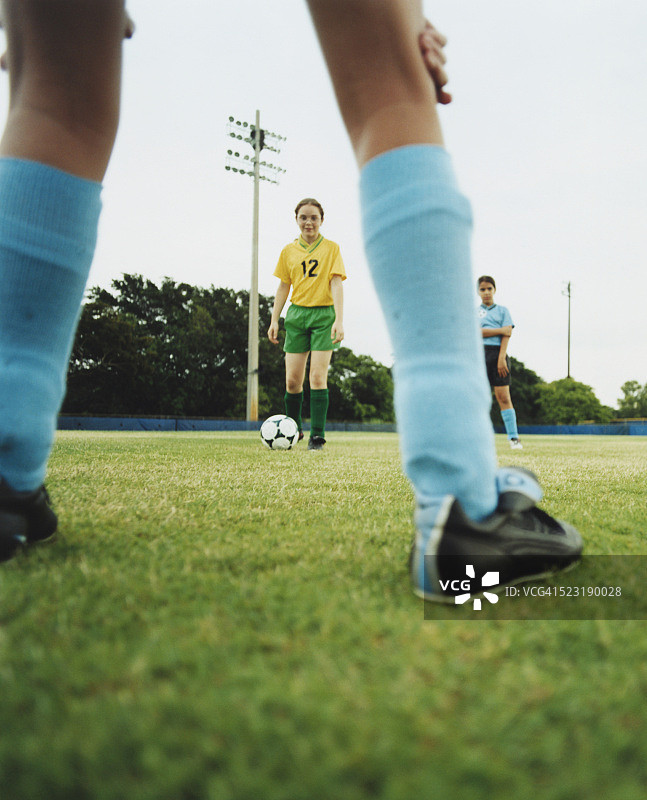 准备进行点球的年轻足球运动员图片素材