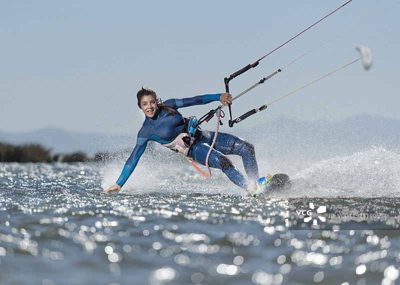 女子风筝冲浪：西班牙安达卢西亚科斯塔德拉卢斯塔里法图片素材