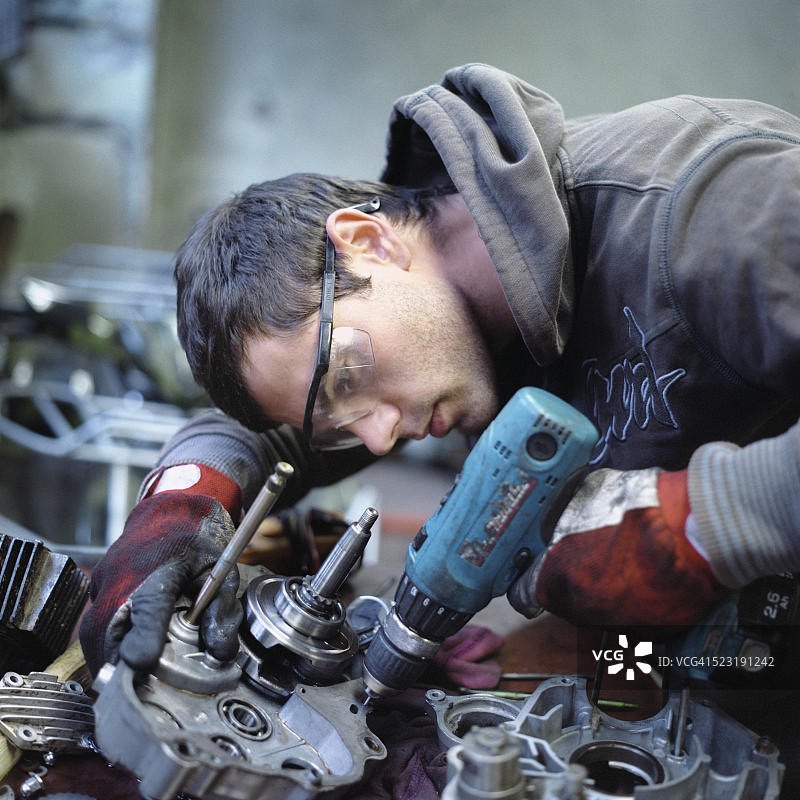 男人修理摩托车图片素材