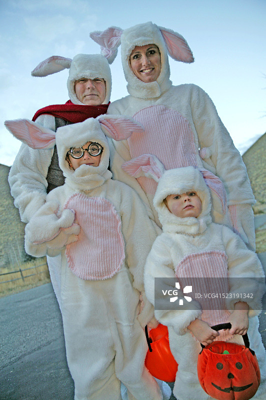 万圣节一家人打扮成兔子图片素材