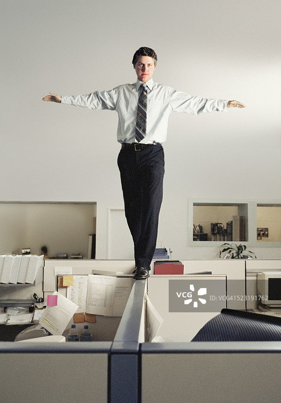 在隔间之间保持平衡的商人图片素材