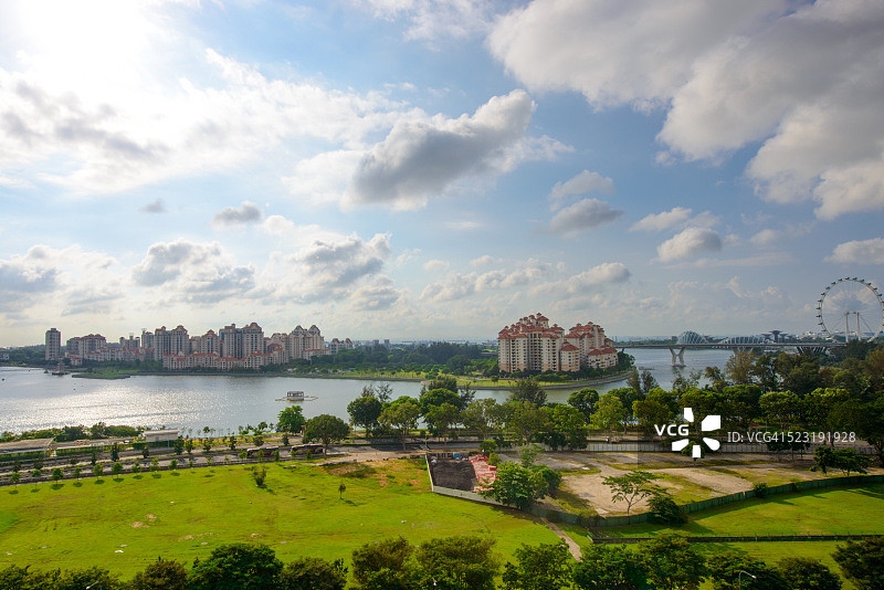 新加坡河沿岸的高端住宅公寓和重要地标（新加坡摩天观景轮和滨海湾花园）图片素材