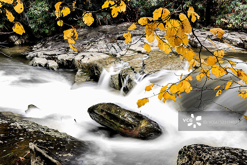 麋鹿河瀑布图片素材