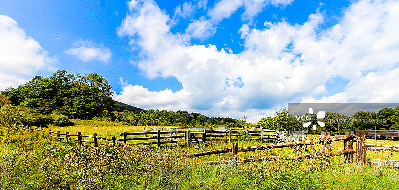 围起来的牧场图片素材