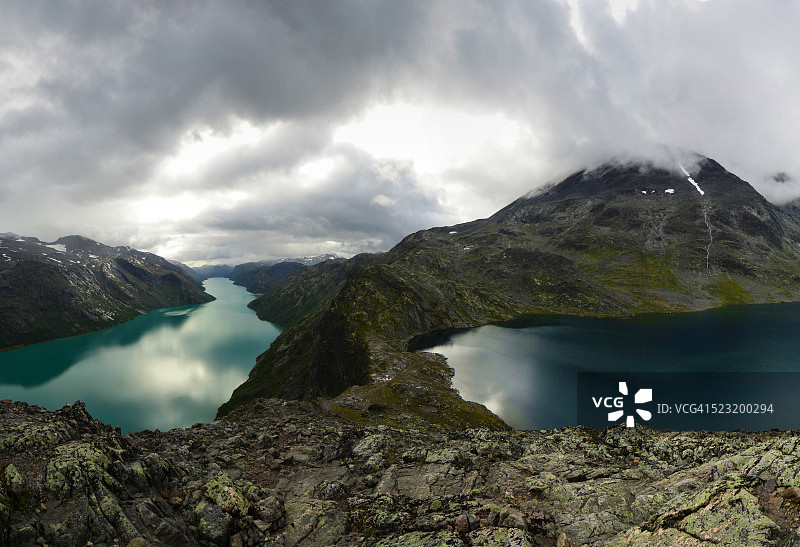 两湖之间的山脊图片素材