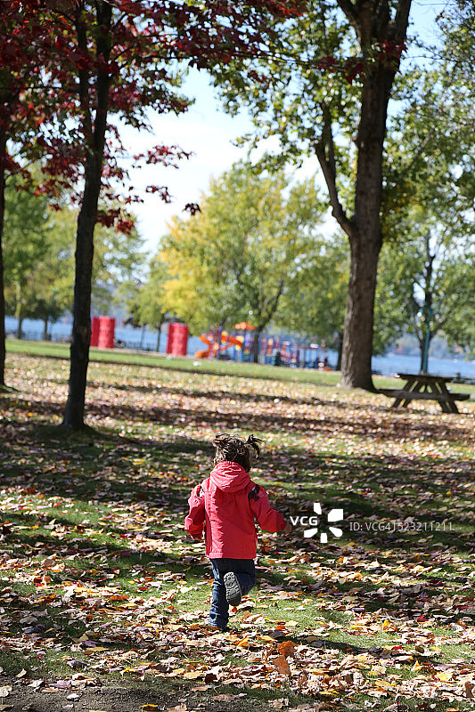 在公园里奔跑图片素材