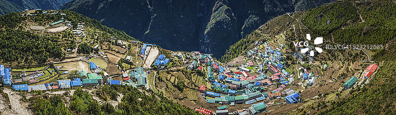 尼泊尔喜马拉雅山脉的标志性夏尔巴村庄——南池巴扎图片素材