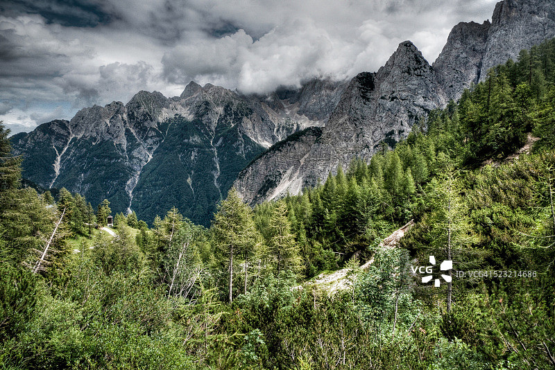 灰色天空下的群山图片素材