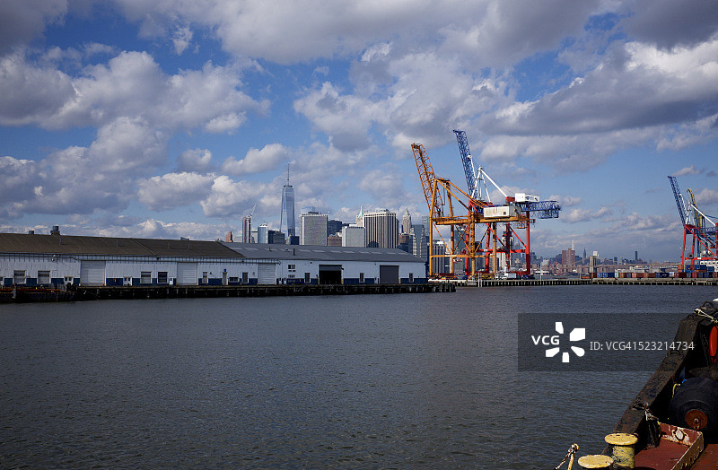 红钩码头起重机与曼哈顿天际线图片素材