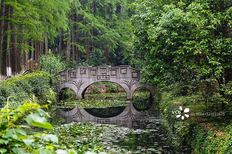 中国花园池塘中倒影的桥梁图片素材