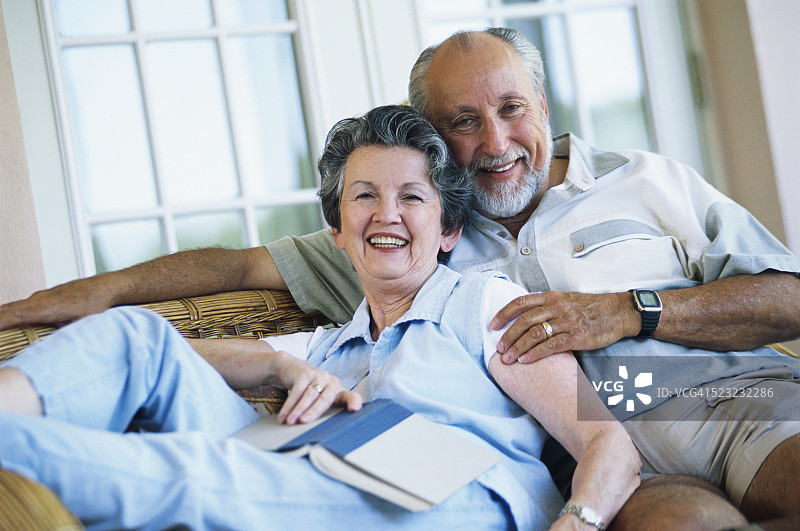 年长夫妇在沙发上放松图片素材