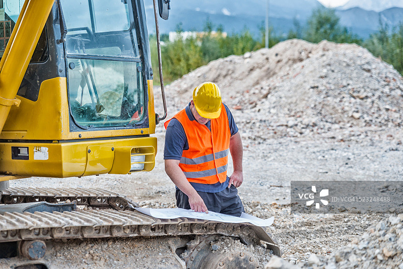 挖掘机司机查看蓝图图片素材