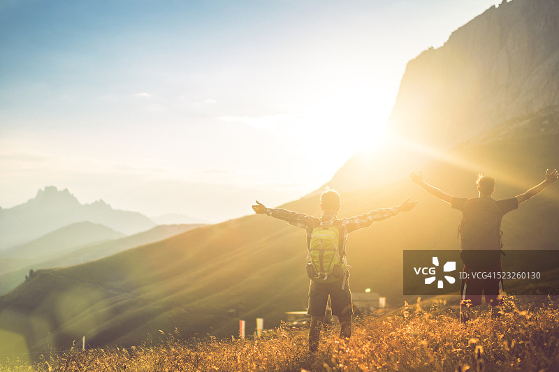 举起手臂指向多洛米蒂山脉图片素材