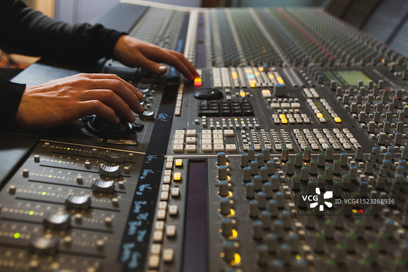 音响工程师使用调音台图片素材