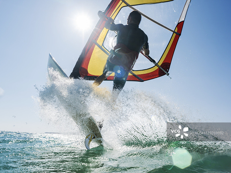 跳跃的风帆冲浪者图片素材