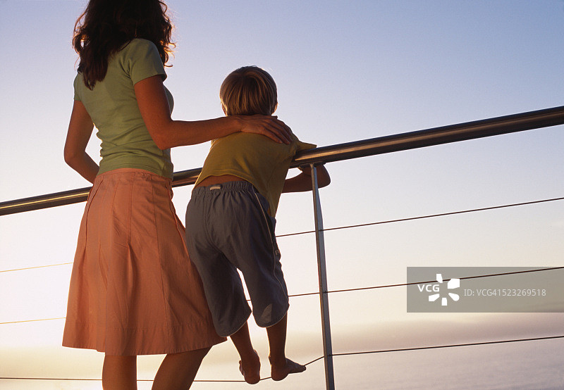 母子观看日落图片素材