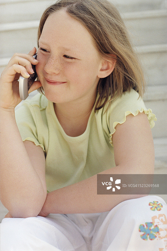 使用手机的雀斑女孩图片素材