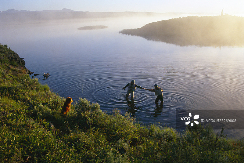 在河里飞蝇钓鱼的人图片素材