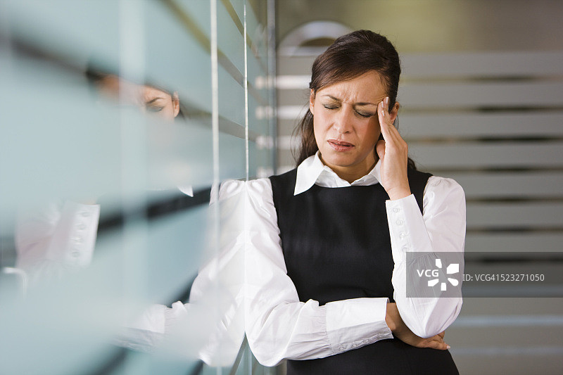 头痛的女商人图片素材