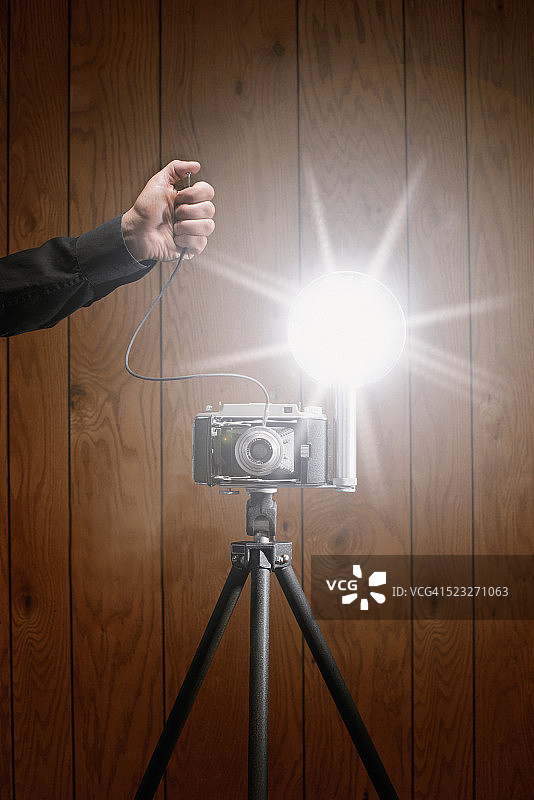 用老式相机拍照图片素材