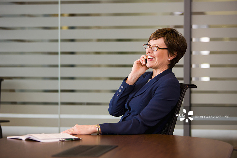 使用手机的女商人图片素材