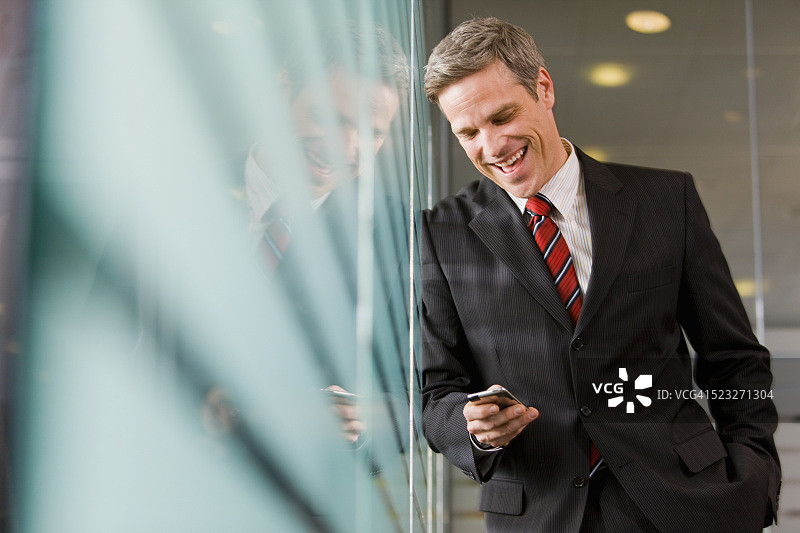 商人看手机图片素材