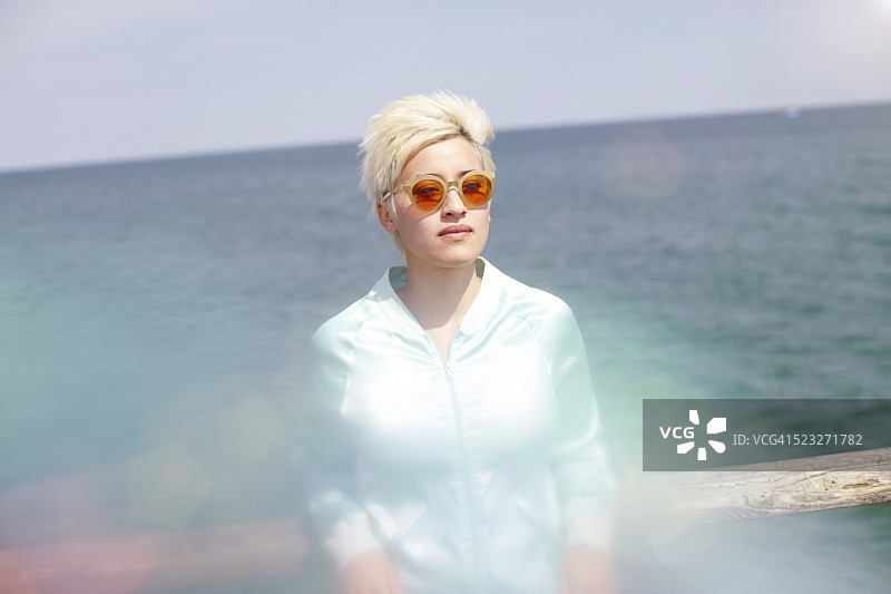 戴太阳镜享受阳光的时尚女性照片图片素材