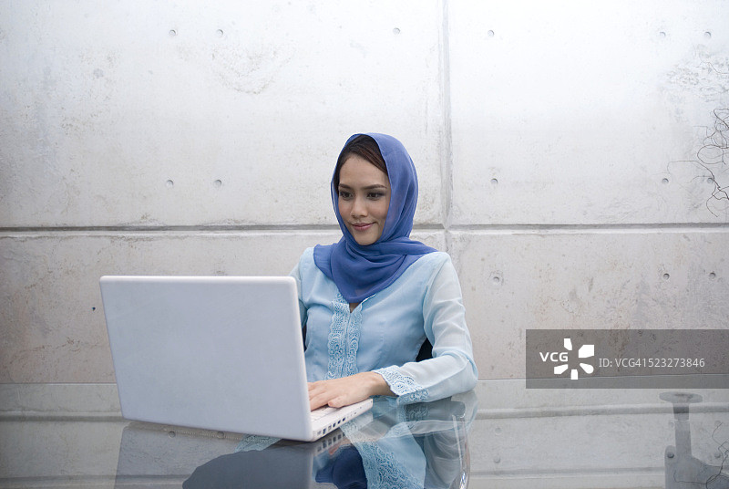 使用笔记本电脑的马来西亚穆斯林女性图片素材