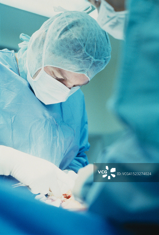 外科医生正在进行手术图片素材
