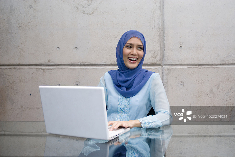使用笔记本电脑的马来西亚穆斯林女性图片素材