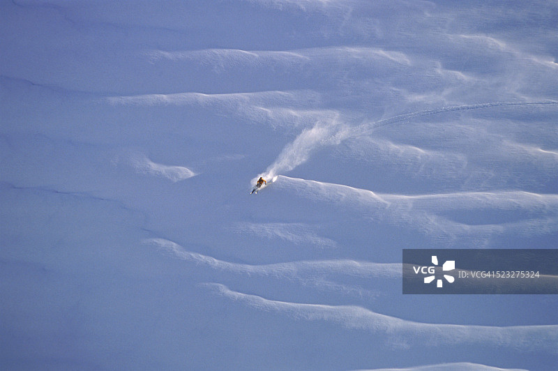 滑雪者在瑞士圣莫里茨科尔瓦奇滑雪图片素材