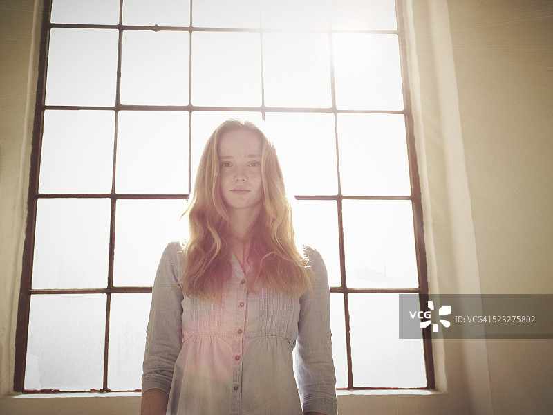 站在德国柏林窗前的女人图片素材