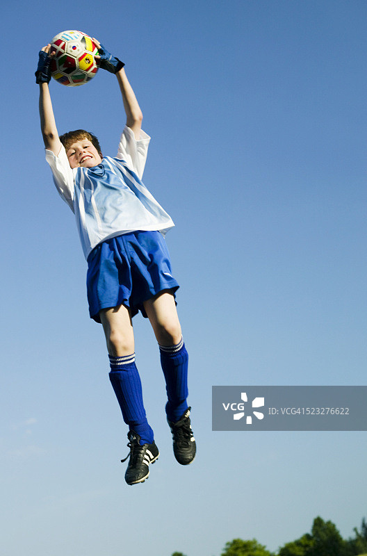 半空中接足球的男孩图片素材