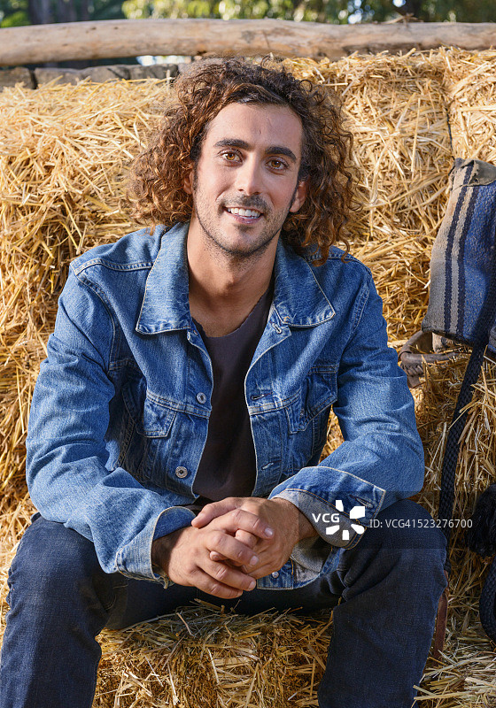 坐在干草中的男人肖像图片素材