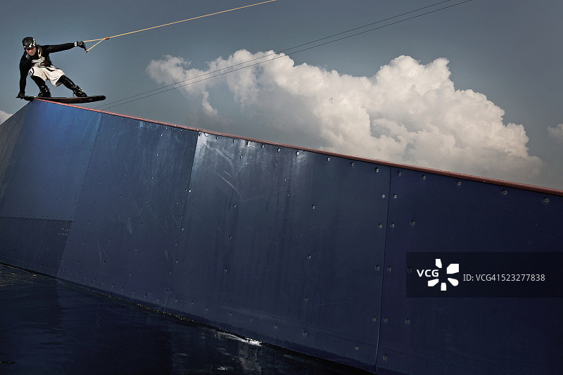 滑水者在箱子上滑行图片素材