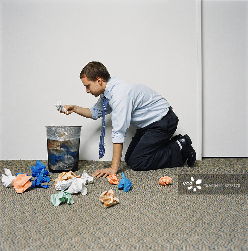 翻找垃圾桶的商人图片素材
