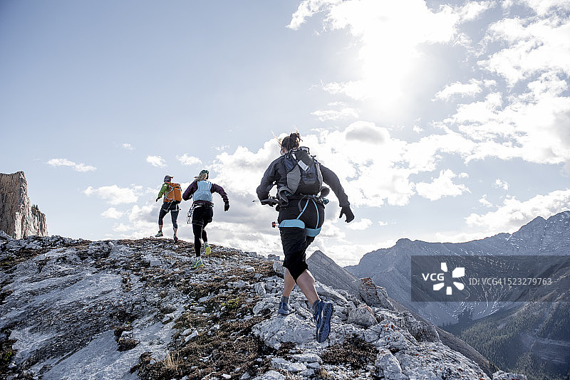 越野跑朋友攀登山脊图片素材