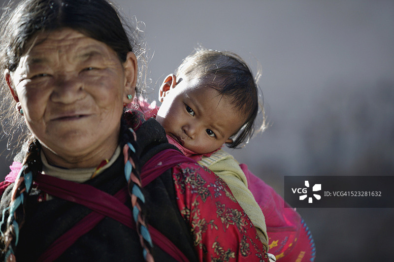 在中国西藏江孜白居寺抱着婴儿的藏族妇女图片素材
