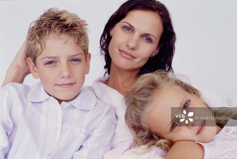 母亲和两个孩子图片素材